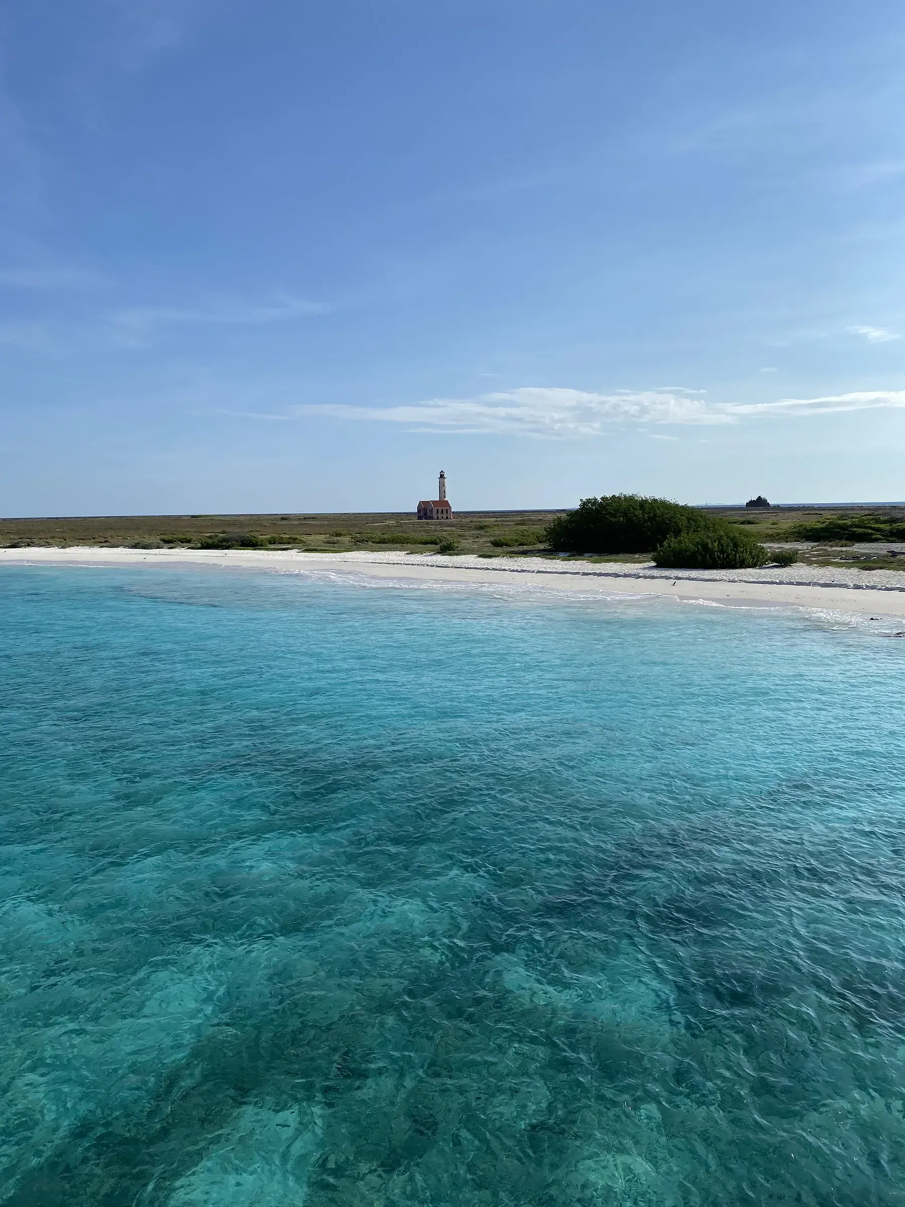 Klein Curaçao met helderblauw water, wit strand en de oude vuurtoren