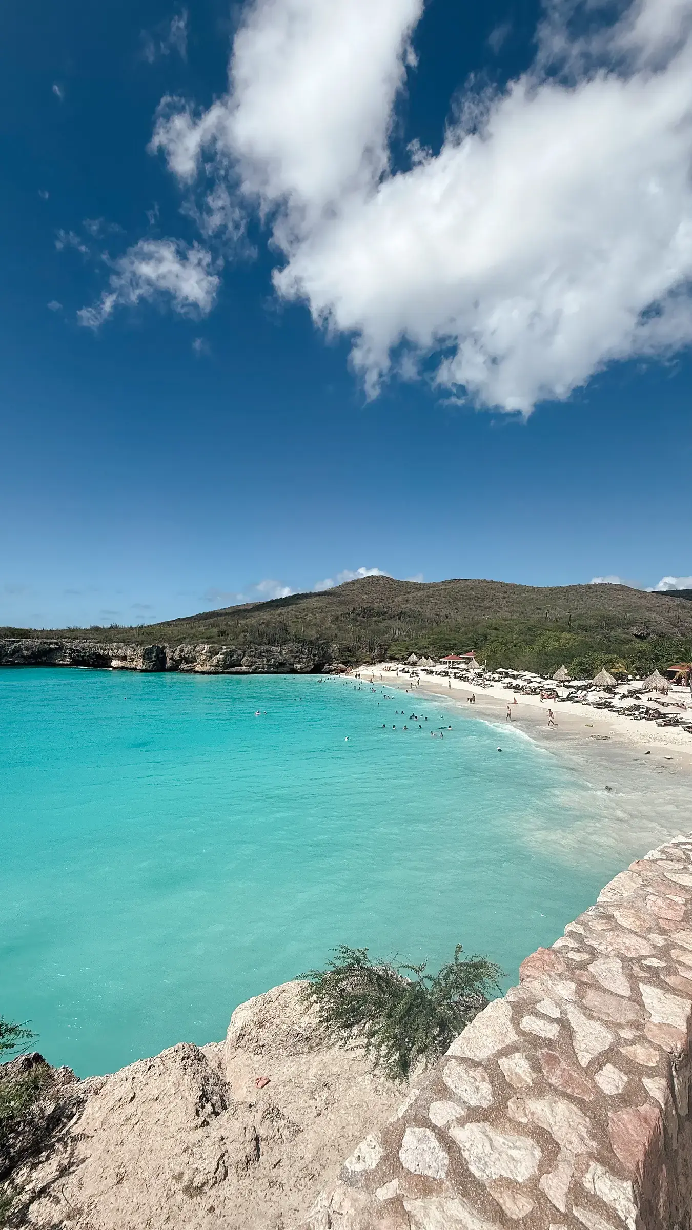 Panorama van Playa Kenepa op Curaçao met turquoise zee
