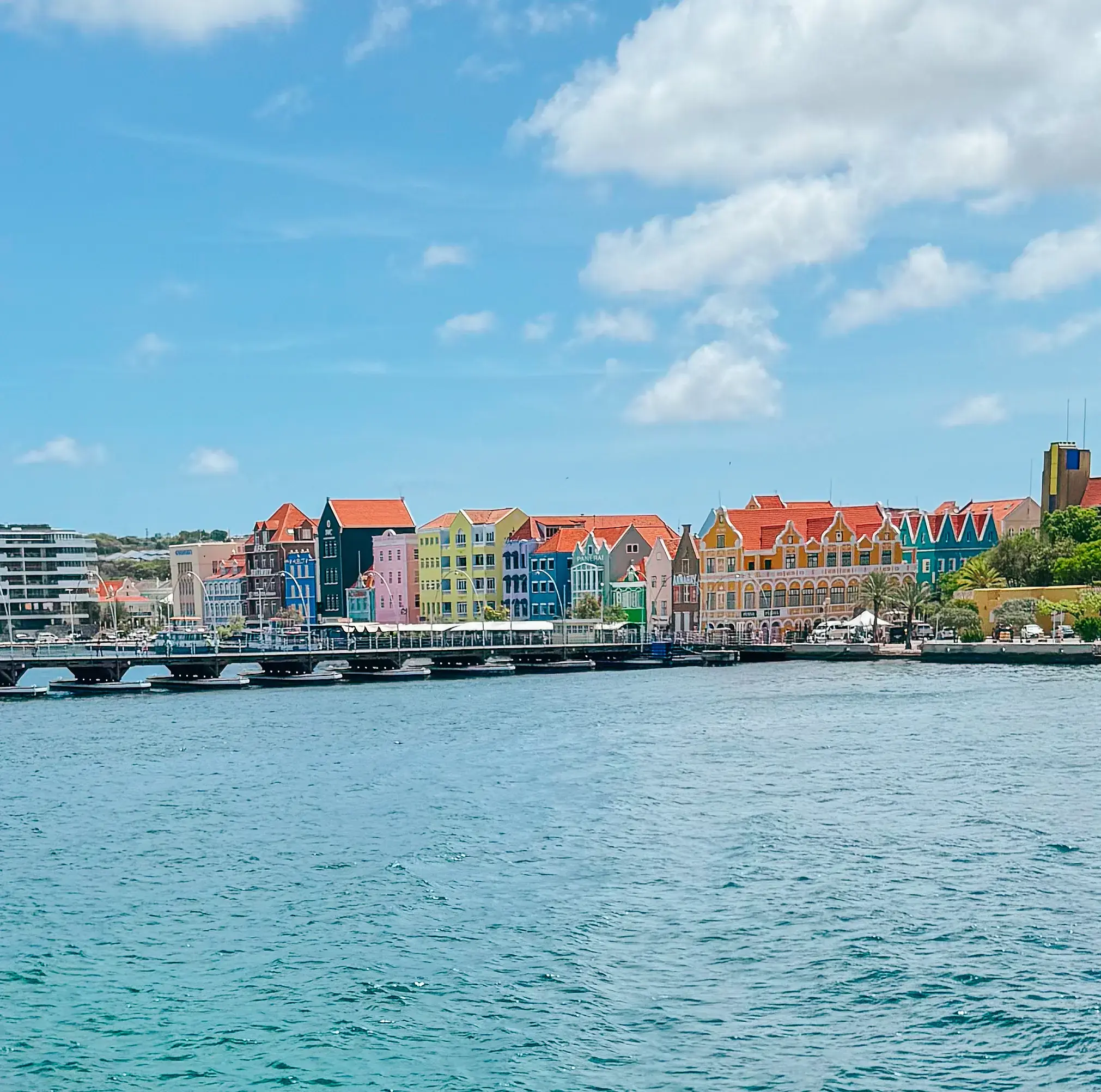 Gekleurde gevels van Willemstad aan de Handelskade