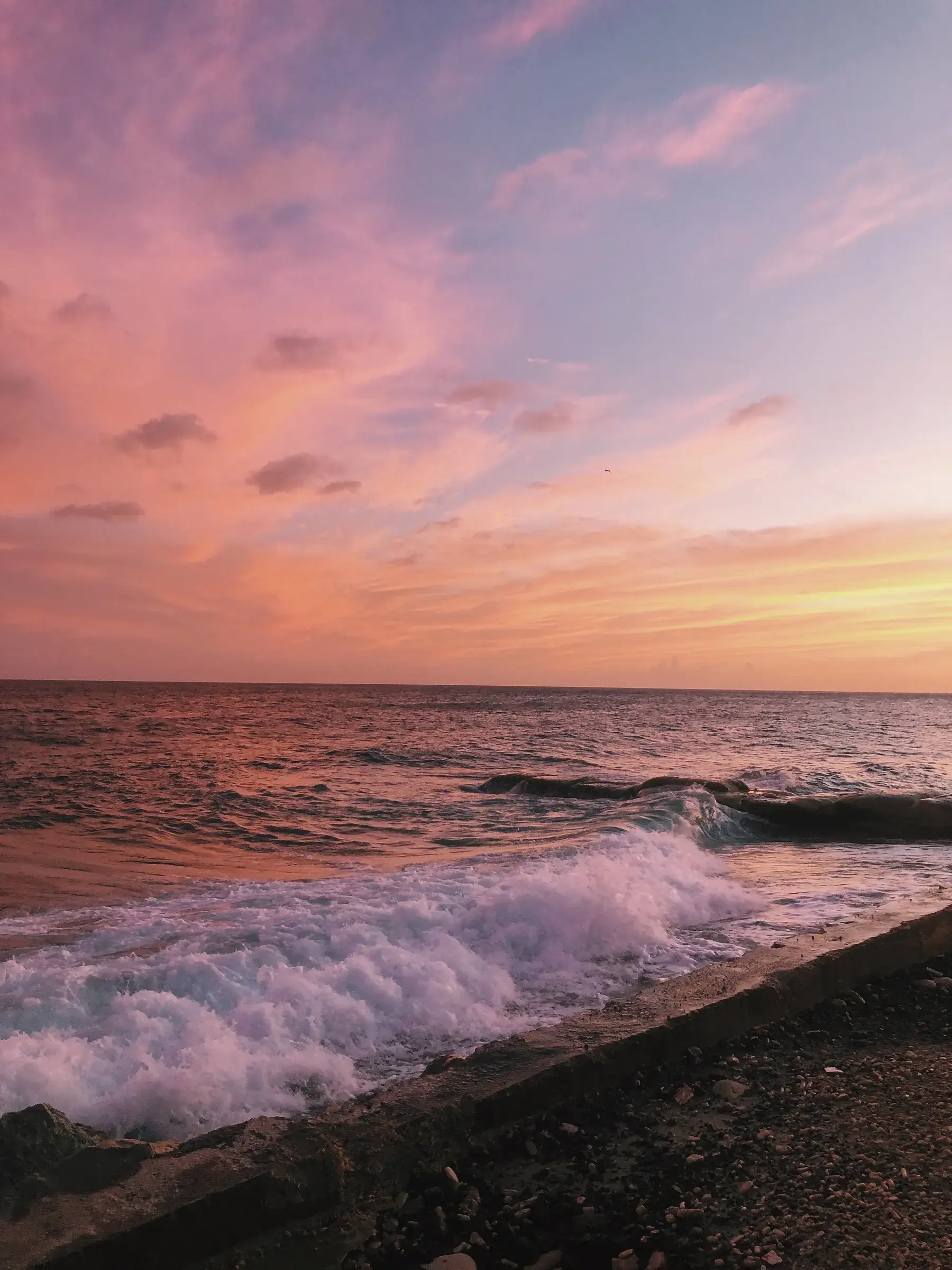 Roze zonsondergang boven zee op Curaçao