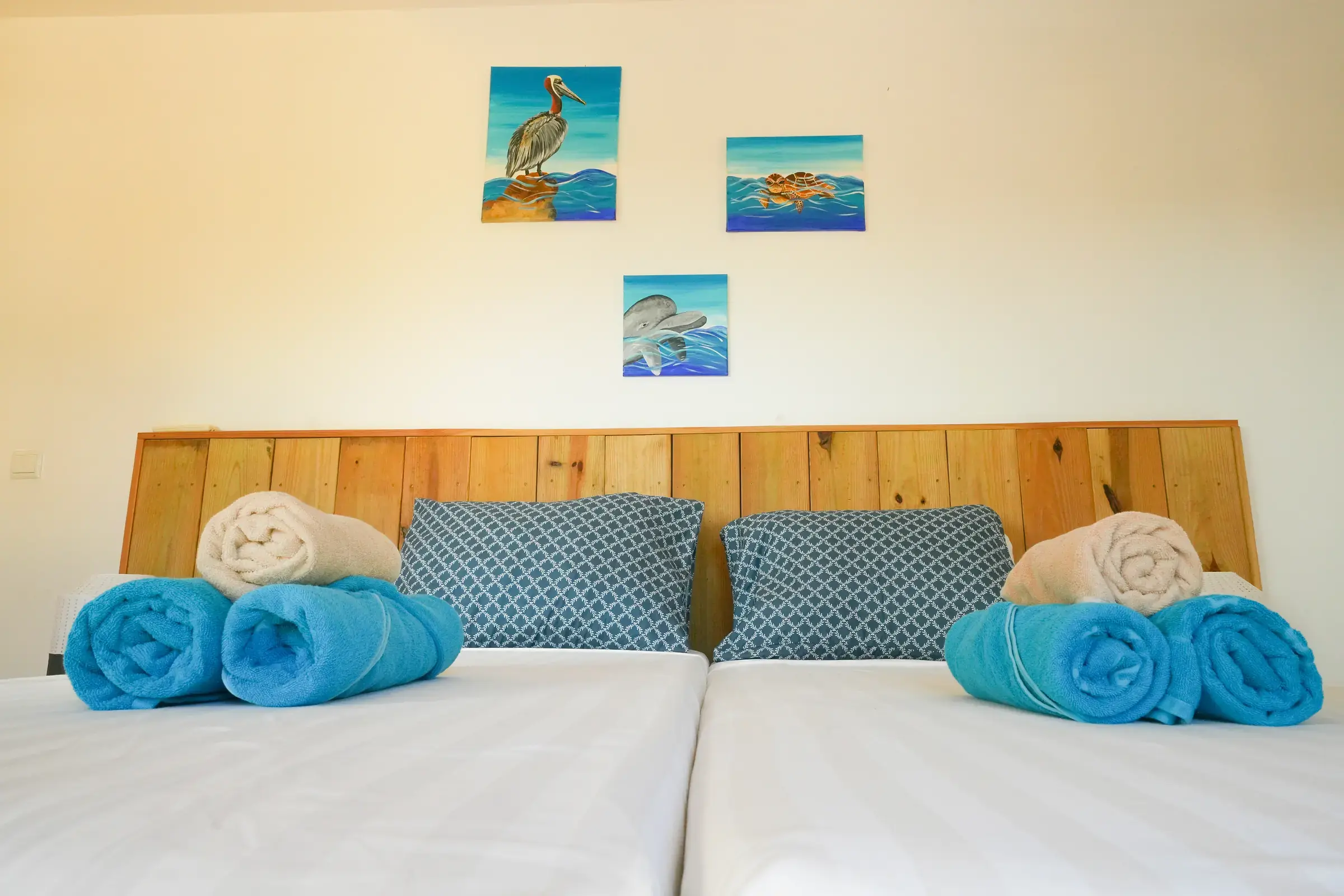 Slaapkamer met twee bedden en airco